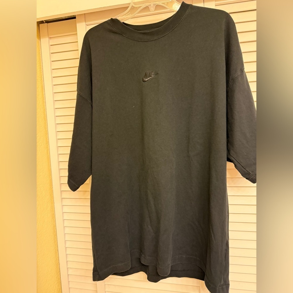 Nike Black Oversized Short-Sleeve Crewneck T-Shirt Men’s Sz M with Tonal Swoosh